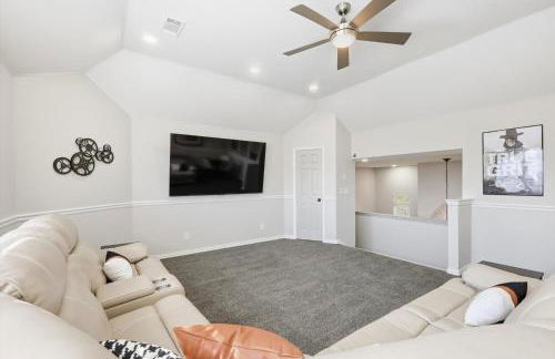 Luxury Backyard Pool & Patio Oasis 4-BD - Foto 5