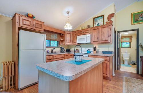 Charming Hedgesville Retreat with Deck and Fireplace! - Foto 8