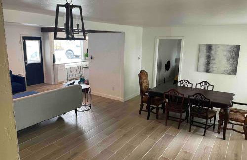 6BR Dream Getaway w Heated Pool & Peaceful Vibe - Photo 7