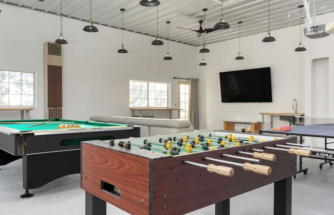 Views, Hot Tub, Firepit, Game Room, Playground Enchanted Forest by Avantstay - Foto 3