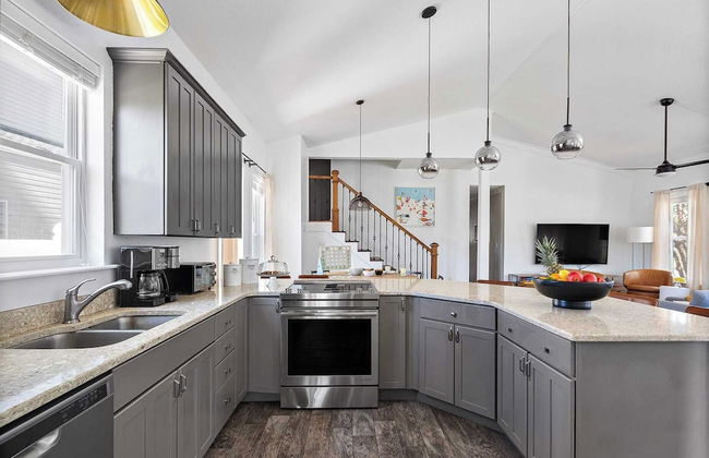 7bdr w/ Private Pool, Hot Tub, Fire Pit, Walk to Beach Tidal Wave by Avantstay - Foto 11