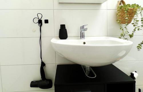 Moderne Wohnung mit Balkon ideal für Familien und Geschäftsreisende - Photo 36