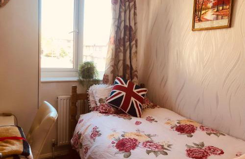 Cheerful 4 bedroom house with garden free parking - Photo 40