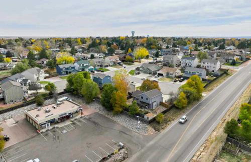 4BR w Fireplace Backyard BBQ near Peterson AFB - Foto 43