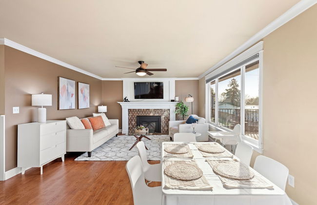 Renton Lakeside Oasis, Lakeview, 4B 2.5B, Spacious - Photo 19