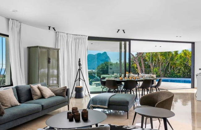 Relax in Luxury at This Stunning Seaside Villa - Photo 20