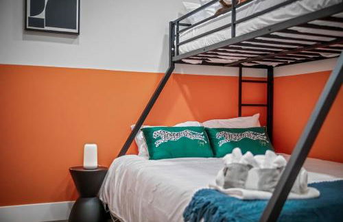 Apt+ 2 Queens+Bunkbed+Free Parking 55"TV - Photo 46