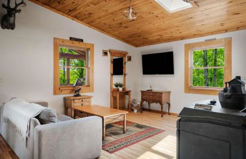 Cabin w hot tub & kayaks by river - Foto 13