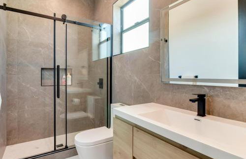 Modern Luxe Retreat 3-Bedroom #3 - Photo 6