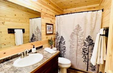 Outstanding Retreat with Dock, Game Space and Lake Views in Wisconsin - Foto 6