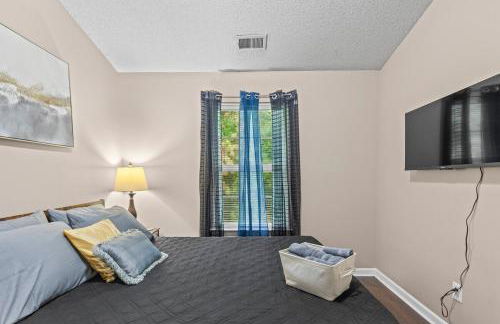 Spectacular Quiet Townhome with Modern Comfort - Foto 16