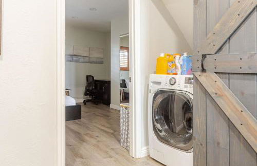 Modern 2 BR 2BA Biz Friendly Duplex with Fast Wi-Fi and Workspaces - Foto 21