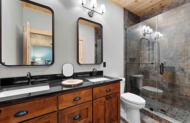 Black Bear & Blue Heron by Avantstay 2 Lakefront Homes, Sleeps 43 Pool, Dock, Theater - Foto 48