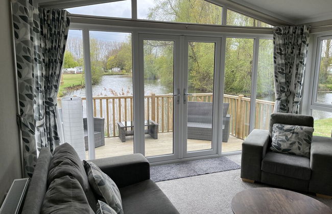 Beautiful and Tranquil Lakeside Lodge - Sleeps 5 - Foto 13