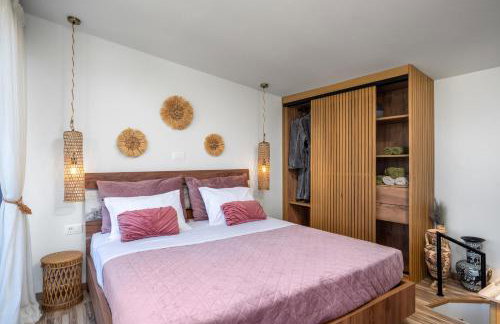 Antonakis Villa Secret Pool & Hot Tub Hideaway - Photo 32