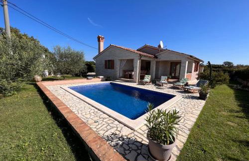 Villa Mirela with a comfortable garden and pool - Foto 1