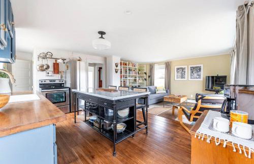 Hillcrest Cottage - Charming Cottage with hot tub and view! - Photo 8