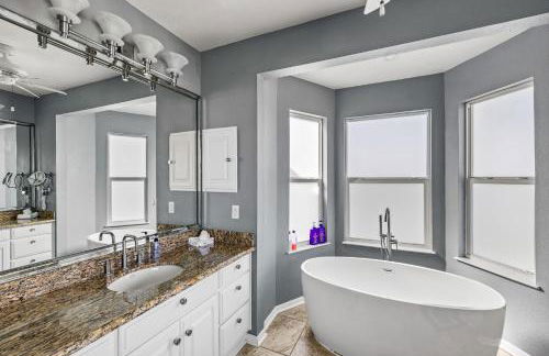 Oceanfront Galveston Beach House Steps to Sand! - Foto 22