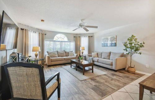 SPECTACULAR, NEW Professional Decor, Near Dis, NO Steps, Pool, Patio, LOW Rates! - Foto 59