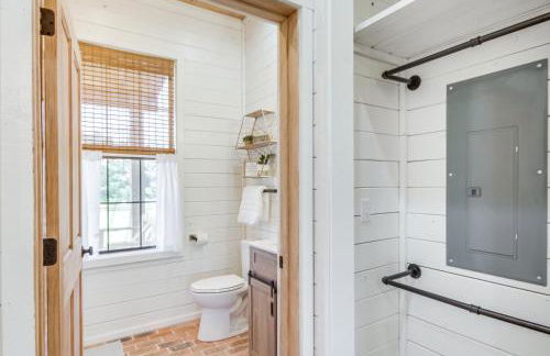 4-Acre Plot Farmhouse-Chic Retreat in Forest! - Foto 16