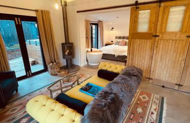 Luxury Barn with Hot Tub, Spa Treatments, Private Dining - Photo 5