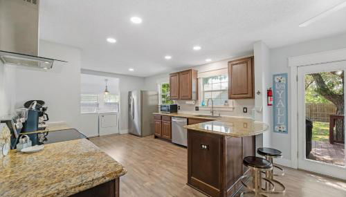 R & R's Reel Paradise 5 minutes to the harbour and 11 miles to the Beach! - Foto 3, stove, dishwasher