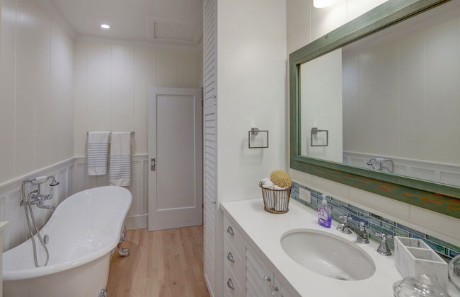 Gorgeous Renovated 1937 Plantation Style Beach House 50 Steps To The Center Of The Beach 5 Bedroom Home by RedAwning - Foto 34