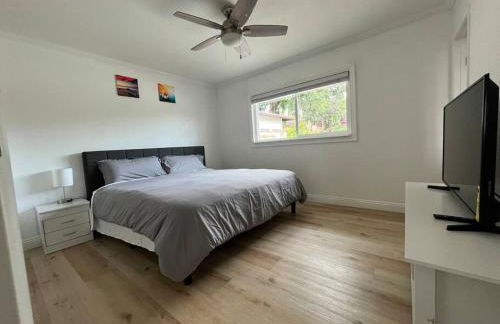 Modern 3 King Beds, Beautiful Large Backyard, WFH, Long Stays, Waterfall, WI-FI, FWY, 25 mins to Beach - Photo 25