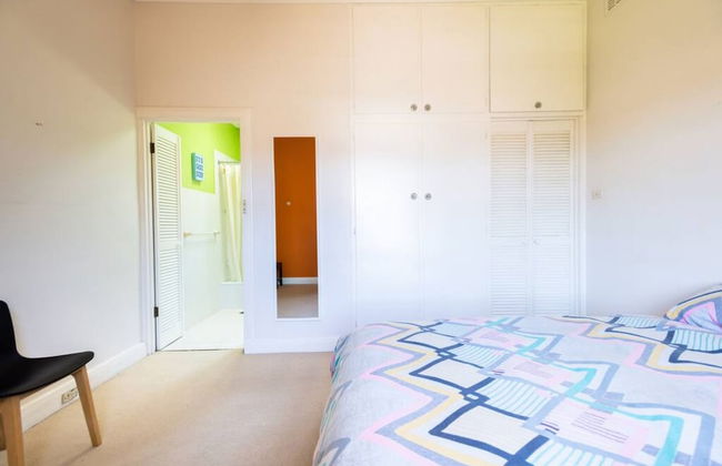 Beautiful 2 Story Manor Close to Beach and all - Foto 29