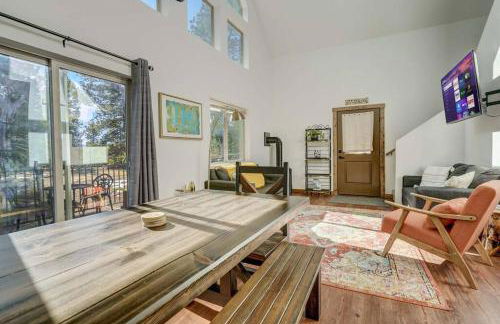 Rustic cabin charm w/ hot tub, arcade basketball - Foto 56