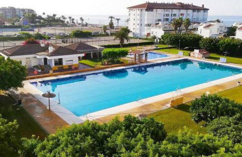 Piscina y playa en Laguna Beach Torrox - Foto 15