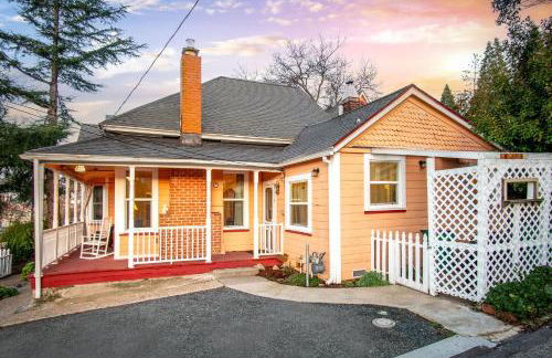 The Golden Parlor- Historic Victorian, Hot Tub - Foto 58