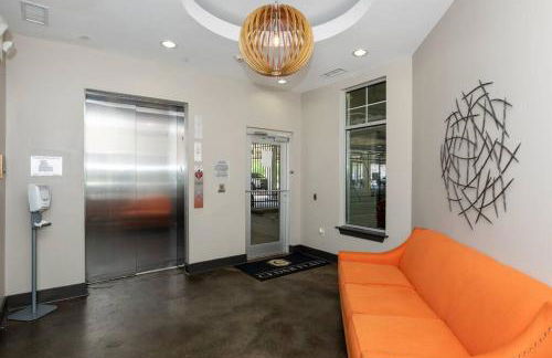 DT Charm Apt with Pool,Gym,Wine,WKSpace, Free Parking - Photo 29