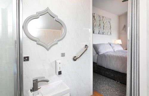 BED AT BOWBRIDGE Spacious house and parking - Foto 13