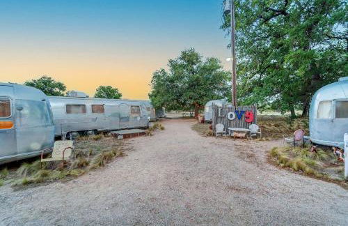Luxury Airstream Campsite Nestled Beneath Oak Trees Outside of Austin, Texas - Foto 12