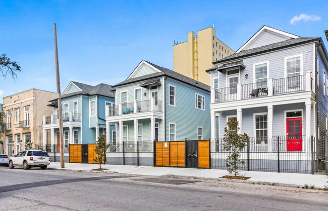 Modern 4 BR Condo with Balcony & Pool - Near FQ - Foto 45