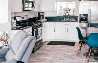 Cozy beach home walking distance from ocean - Foto 8