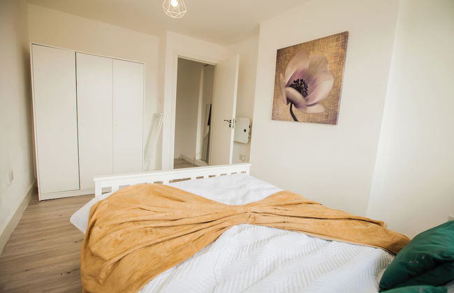 Coombe Hill 2 bedroom House & Parking - Photo 3