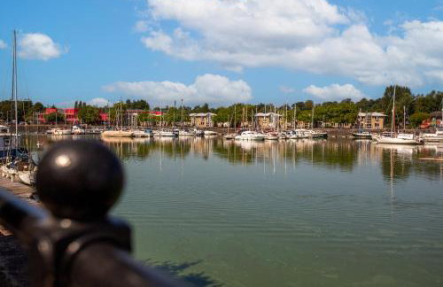 Waterfront 2 Bed Apartment - Free Parking & Wi-Fi - Foto 52