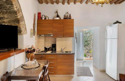 Maria in the castle Kea - Photo 4