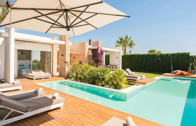 Stunning Villa With Modern Appliances - Photo 28