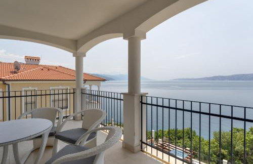 Beachfront apartment with pool, panoramic sea view - by Traveler tourist agency Krk - ID 2390 - Foto 16
