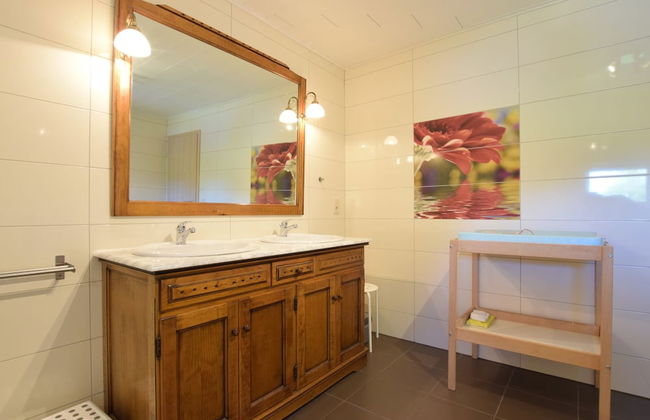 Lavish Holiday Home in Chassepierre With Terrace - Photo 17