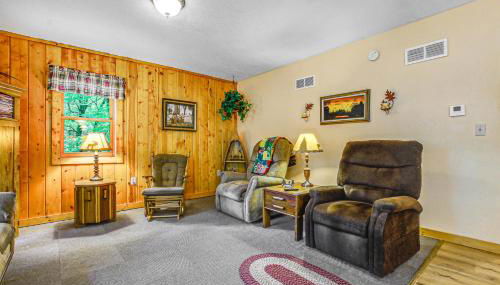 Peaceful Wautoma Retreat with Deck on 10 Acres! - Foto 4