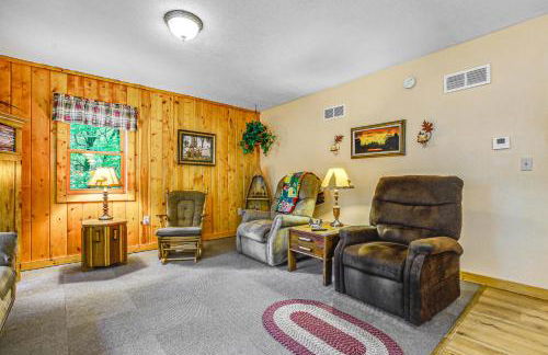 Peaceful Wautoma Retreat with Deck on 10 Acres! - Foto 4