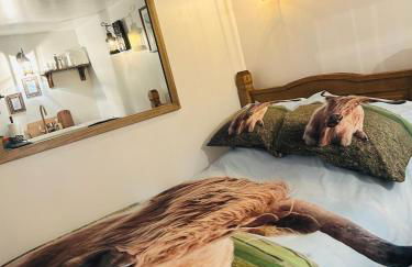 Thors Cave Cabin, Peak District - Photo 18