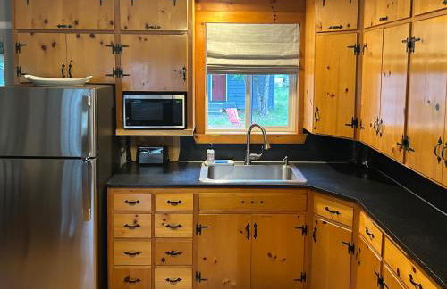 Beautiful Bungalow and Bunk House, Close to Lake - Foto 7