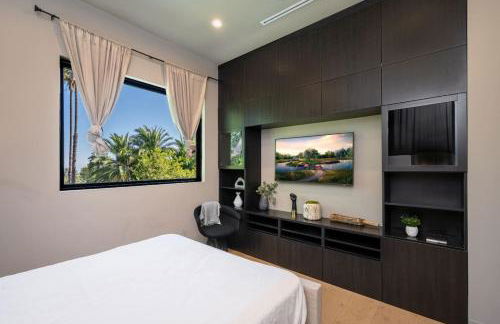 Luxury 6BR Beverly Hills Villa with Pool and Views - Photo 25