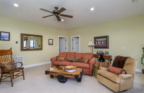 Fireside Retreat Hot Tub, Game Area, Fire Pit & Mountaintop Views! - Foto 32