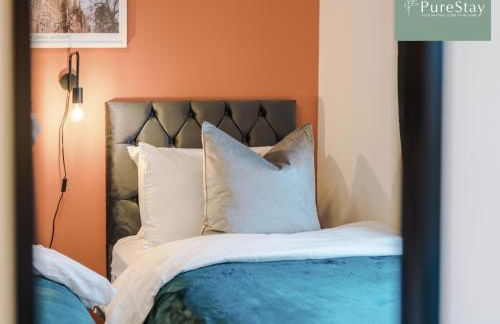 Spacious 5-bedroom Contractor House Sleeps 7 with Parking by PureStay - Foto 26